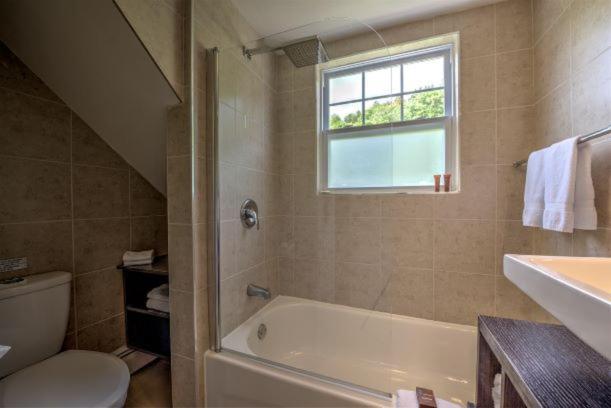 Auberge Sous L'Edredon B&B Saint-Sauveur-des-Monts Extérieur photo